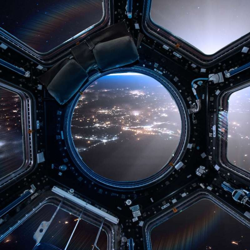 1_spacecapsule-view-1